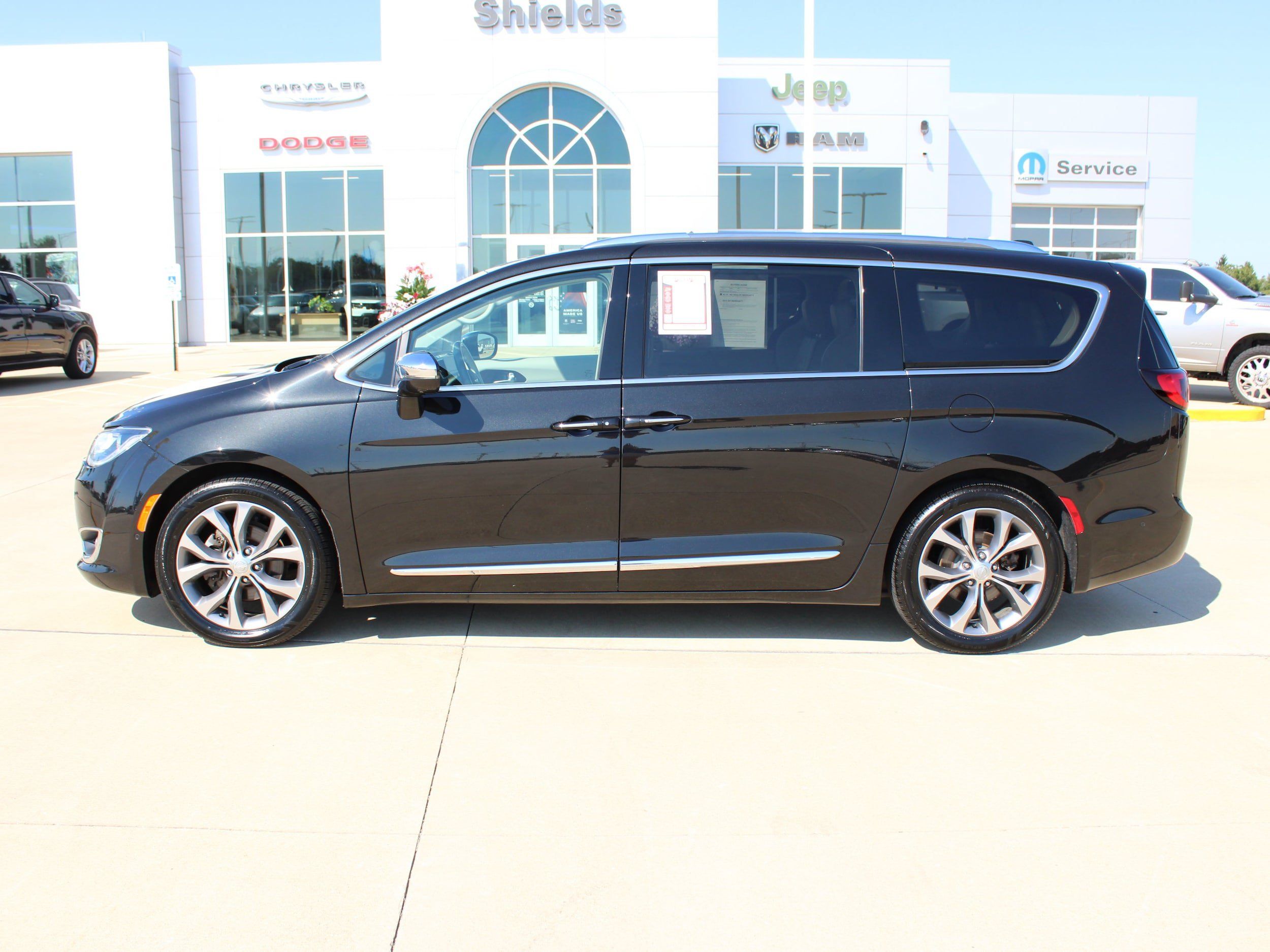 Used 2020 Chrysler Pacifica Limited w/ Tire & Wheel Group FWD image 2