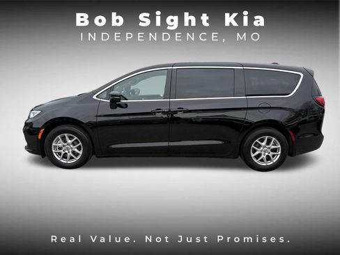 Used 2025 Chrysler Pacifica Select image 6