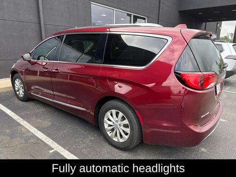 Used 2018 Chrysler Pacifica Touring-L Plus FWD image 5