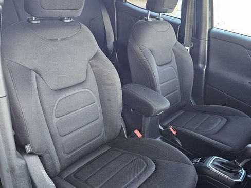 Used 2018 Jeep Renegade Latitude w/ Cold Weather Group image 22