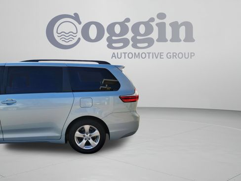 Used 2017 Toyota Sienna LE FWD image 27