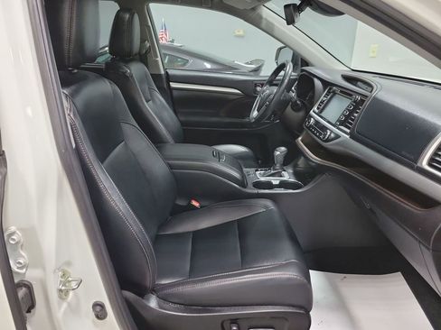 Used 2019 Toyota Highlander XLE image 17