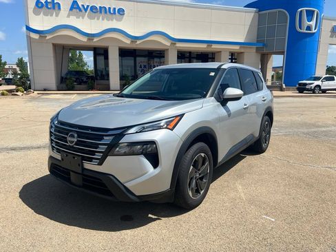 Used 2024 Nissan Rogue SV FWD image 1