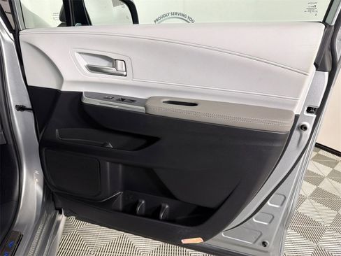Used 2025 Toyota Sienna XLE image 15