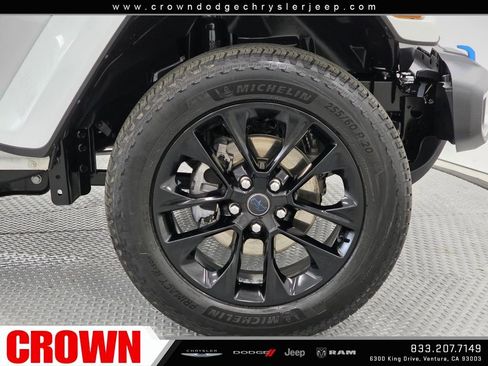 Used 2024 Jeep Wrangler Unlimited Sahara image 9