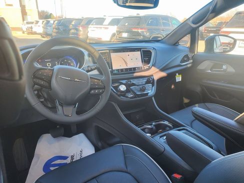 New 2026 Chrysler Pacifica Limited image 10