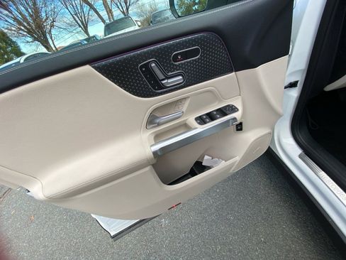 Used 2025 Mercedes-Benz GLB 250 4MATIC image 32