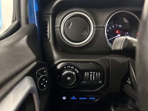 Used 2022 Jeep Wrangler Unlimited Sahara w/ Dual Top Group image 18