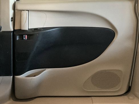 Used 2023 Chrysler Pacifica Touring-L image 32