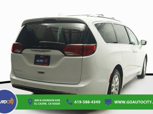 Used 2020 Chrysler Pacifica Touring-L FWD image 10