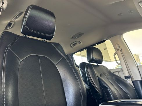 Used 2022 Chrysler Pacifica Touring-L FWD image 15