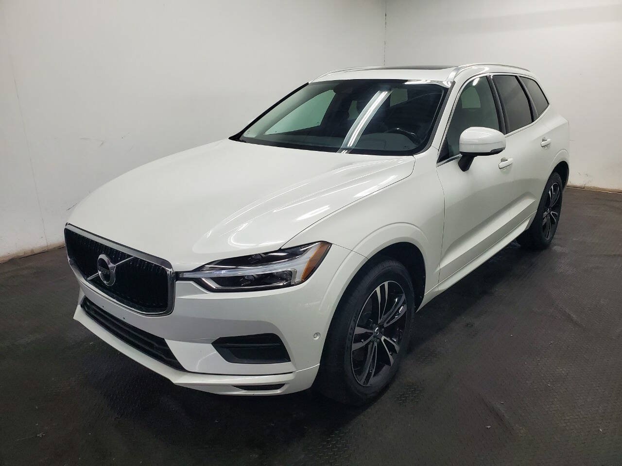 Used 2019 Volvo XC60 T5 Momentum w/ Premium Package AWD/4WD image 1