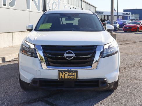 Used 2025 Nissan Pathfinder SV image 2
