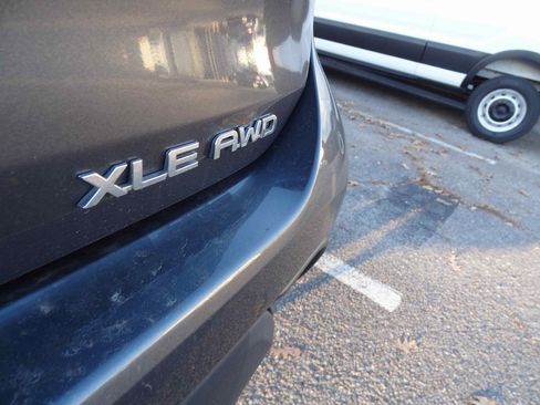 Used 2023 Toyota Highlander XLE image 6