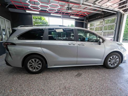 Used 2025 Toyota Sienna LE w/ LE Plus Package AWD/4WD image 4