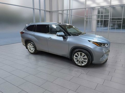 Used 2023 Toyota Highlander Limited AWD/4WD image 2