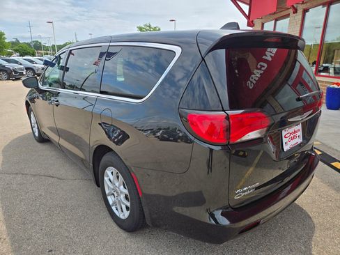 Used 2022 Chrysler Voyager LX FWD image 6