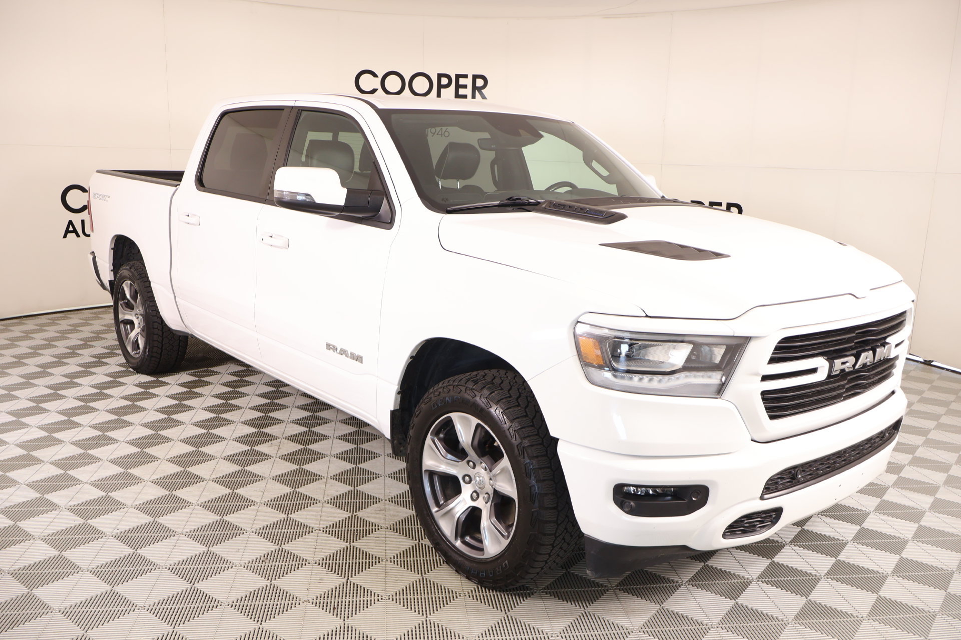 Used 2023 RAM 1500 Laramie AWD/4WD image 1