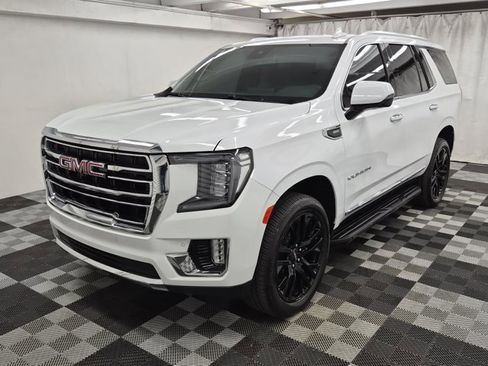 Used 2024 GMC Yukon SLT w/ SLT Luxury Package image 3