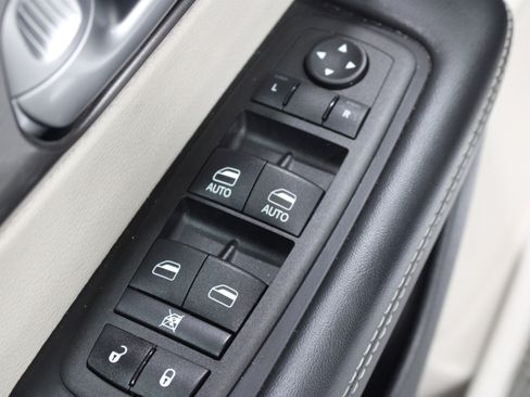 Used 2024 Chrysler Pacifica Touring-L FWD image 7