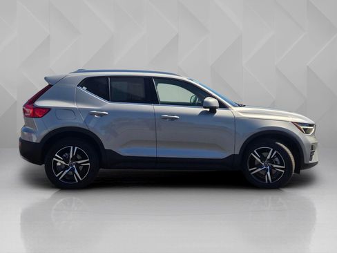 Used 2025 Volvo XC40 B5 Core AWD/4WD image 7