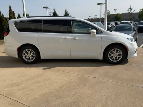 Used 2021 Chrysler Pacifica Touring-L w/ Uconnect Theater Family Group FWD image 6
