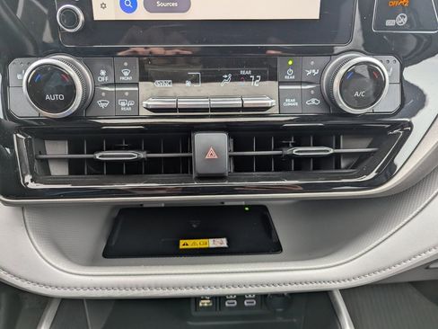 Used 2023 Toyota Highlander XLE image 26