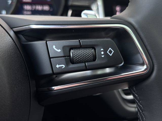 Certified 2026 Porsche Macan AWD/4WD image 17