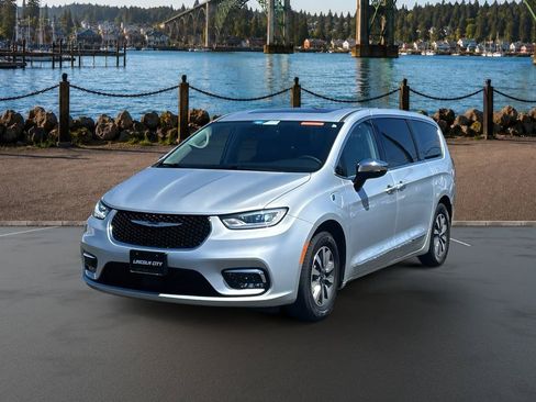 Used 2023 Chrysler Pacifica Limited w/ Uconnect Theater Family Group FWD image 4