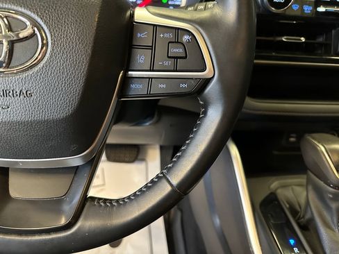 Used 2022 Toyota Highlander LE AWD/4WD image 12