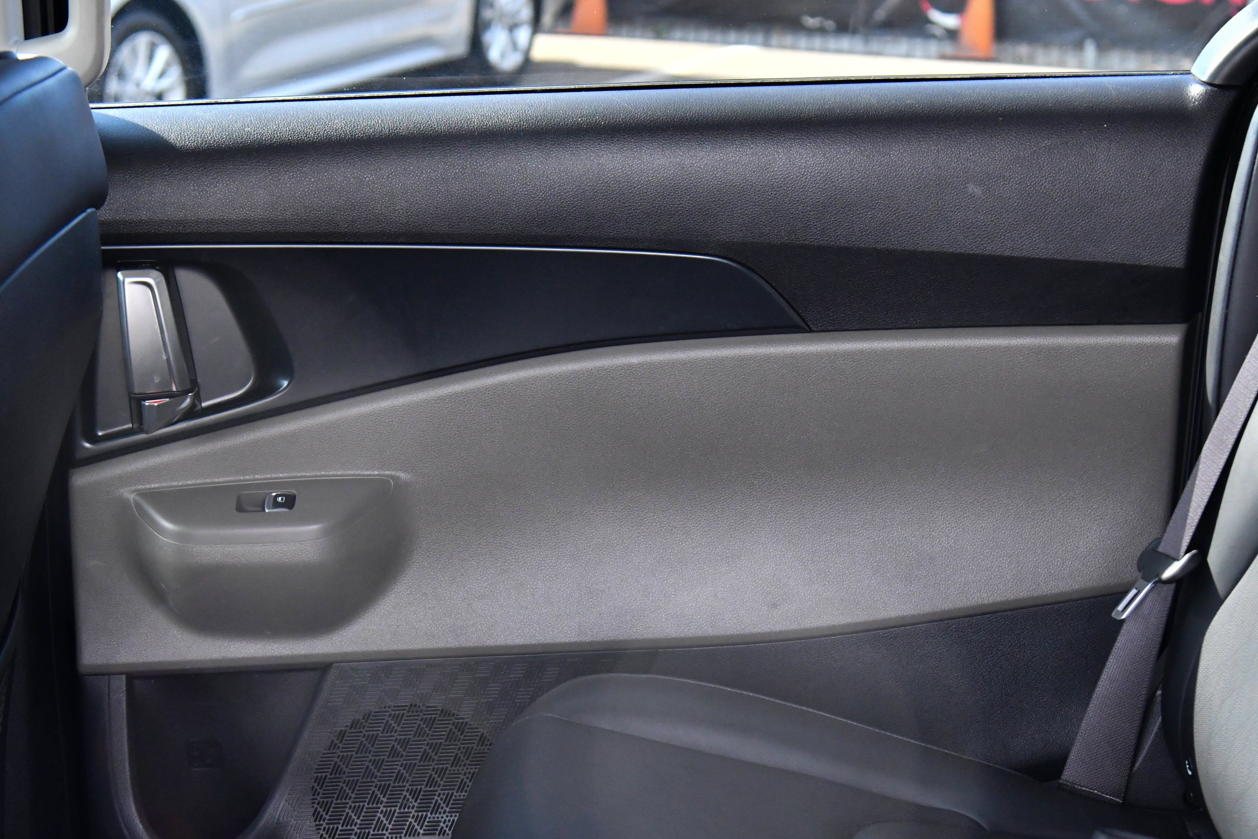 Used 2025 Kia Carnival FWD image 36