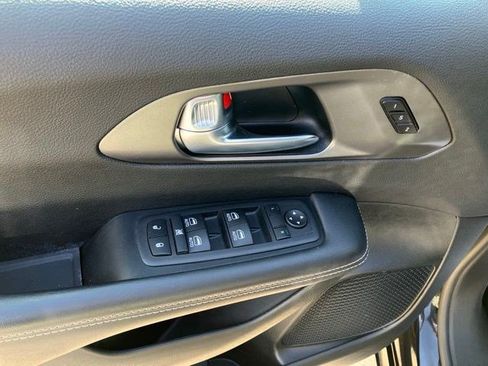 Used 2025 Chrysler Pacifica Select FWD image 11