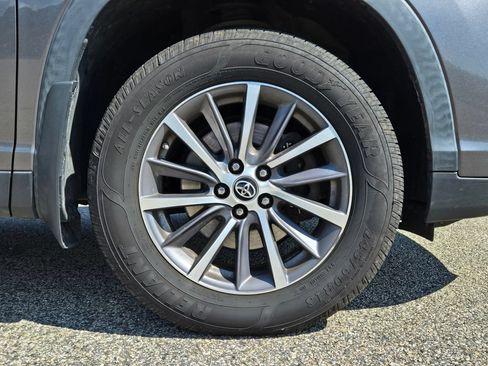 Used 2019 Toyota Highlander XLE AWD/4WD image 10