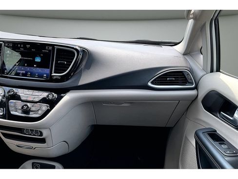 Used 2024 Chrysler Pacifica Touring-L FWD image 39