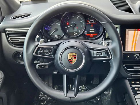 Certified 2025 Porsche Macan image 15