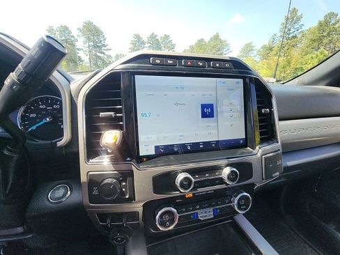 Used 2022 Ford F250 Lariat w/ Lariat Ultimate Package AWD/4WD image 32