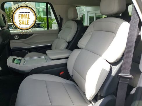 New 2025 Lincoln Navigator Reserve image 18