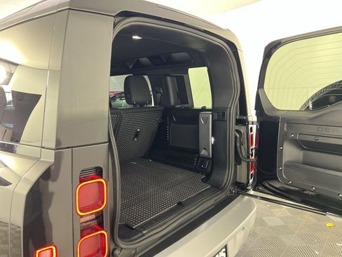 Used 2025 Land Rover Defender 110 S image 26