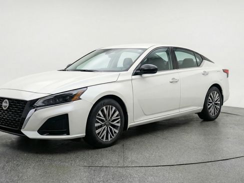 Used 2025 Nissan Altima 2.5 SV image 3