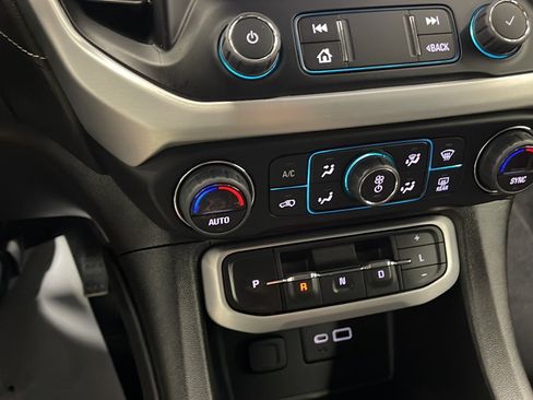 Used 2023 GMC Acadia SLE w/ Driver Convenience Package FWD image 10