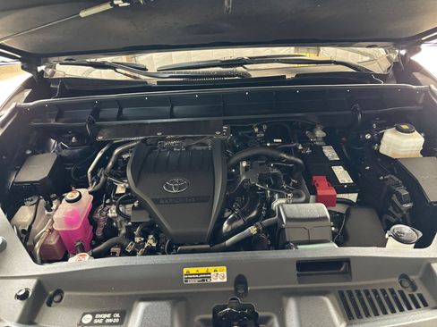 Used 2025 Toyota Highlander LE FWD image 34