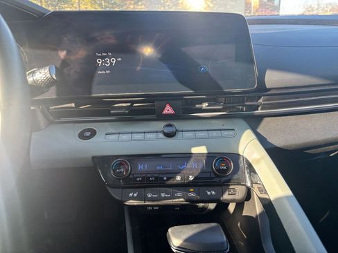 Used 2025 Hyundai Elantra Limited image 18