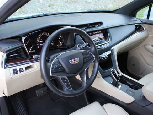 Used 2017 Cadillac XT5 Luxury w/ Driver Awareness Package image 10