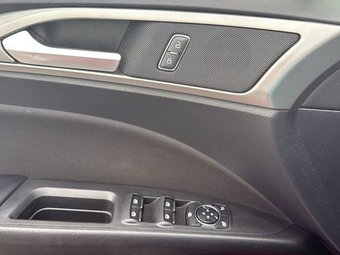 Used 2019 Ford Fusion SE FWD image 11