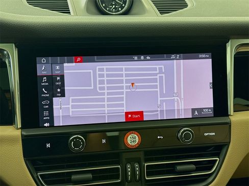 Used 2025 Porsche Macan image 19