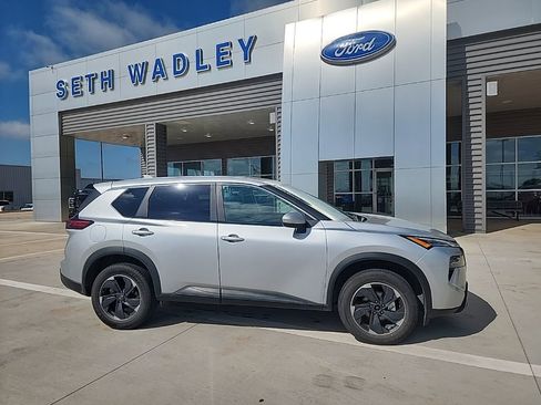 Used 2025 Nissan Rogue SV image 1