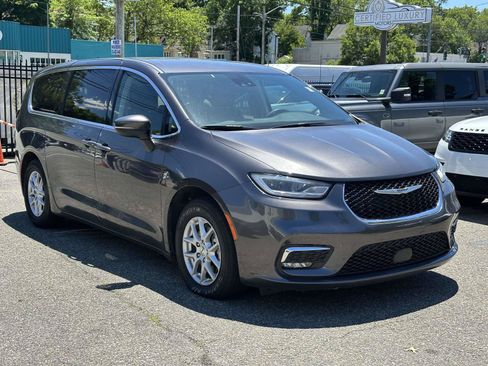 Used 2023 Chrysler Pacifica Touring-L FWD image 1