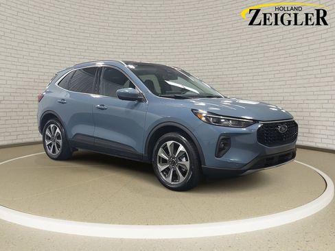 Used 2025 Ford Escape Platinum w/ Premium Technology Package image 3