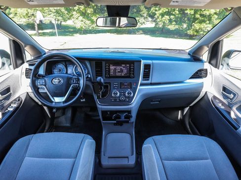 Used 2019 Toyota Sienna L FWD image 2