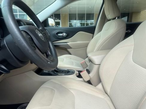 Used 2019 Jeep Cherokee Latitude w/ Popular Appearance Group FWD image 8